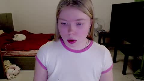 Snapshot of kitten_jenny01 chatting on February 6, 10:43 pm Jennyblonde and Emmabrunette online show from February 6, 10:43 pm