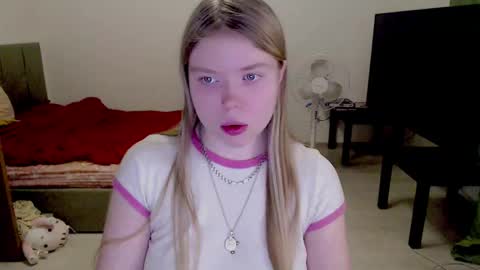 Snapshot of kitten_jenny01 chatting on February 7, 7:59 pm Jennyblonde and Emmabrunette online show from February 7, 7:59 pm