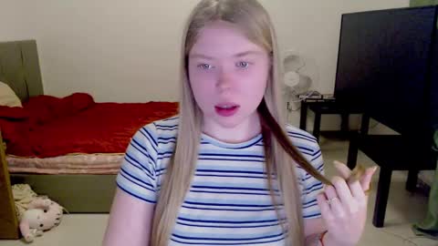 Snapshot of kitten_jenny01 chatting on February 9, 12:39 am Jennyblonde and Emmabrunette online show from February 9, 12:39 am