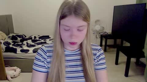 Snapshot of kitten_jenny01 chatting on March 3, 10:42 pm Jennyblonde and Emmabrunette online show from March 3, 10:42 pm