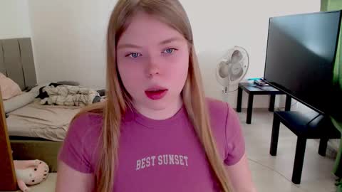 Snapshot of kitten_jenny01 chatting on September 28, 12:10 pm Jennyblonde and Emmabrunette online show from September 28, 12:10 pm