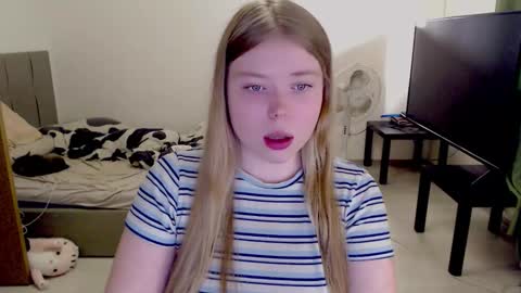 Snapshot of kitten_jenny01 chatting on October 13, 1:55 pm Jennyblonde and Emmabrunette online show from October 13, 1:55 pm