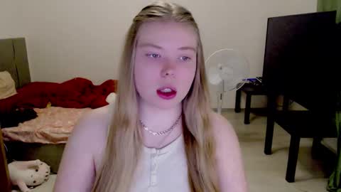 Snapshot of kitten_jenny01 chatting on January 7, 3:14 pm Jennyblonde and Emmabrunette online show from January 7, 3:14 pm