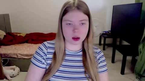 Snapshot of kitten_jenny01 chatting on January 16, 10:52 am Jennyblonde and Emmabrunette online show from January 16, 10:52 am