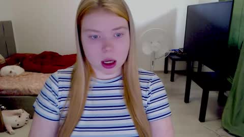 Snapshot of kitten_jenny01 chatting on February 4, 11:27 am Jennyblonde and Emmabrunette online show from February 4, 11:27 am