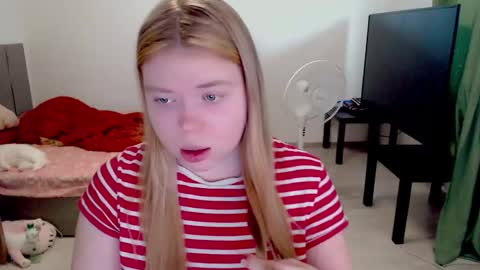 Snapshot of kitten_jenny01 chatting on February 19, 12:12 pm Jennyblonde and Emmabrunette online show from February 19, 12:12 pm