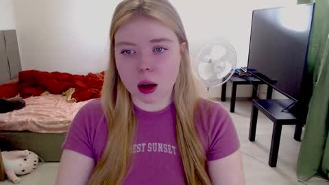 Snapshot of kitten_jenny01 chatting on February 21, 1:01 pm Jennyblonde and Emmabrunette online show from February 21, 1:01 pm