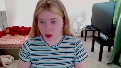 Snapshot of kitten_jenny01 chatting on February 23, 11:40 am Jennyblonde and Emmabrunette online show from February 23, 11:40 am