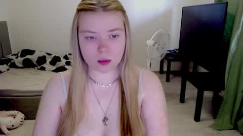 Snapshot of kitten_jenny01 chatting on February 27, 10:48 am Jennyblonde and Emmabrunette online show from February 27, 10:48 am