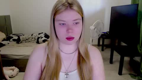 Snapshot of kitten_jenny01 chatting on March 1, 11:23 am Jennyblonde and Emmabrunette online show from March 1, 11:23 am