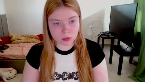 Snapshot of kitten_jenny01 chatting on March 29, 11:43 am Jennyblonde and Emmabrunette online show from March 29, 11:43 am