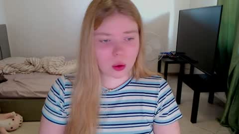 Snapshot of kitten_jenny01 chatting on June 3, 3:06 pm Jennyblonde and Emmabrunette online show from June 3, 3:06 pm