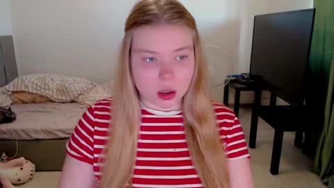 Snapshot of kitten_jenny01 chatting on June 7, 5:16 pm Jennyblonde and Emmabrunette online show from June 7, 5:16 pm