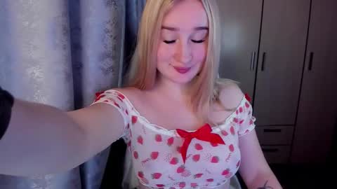 Snapshot of kitten_sun chatting on October 29, 2:14 am kitten_sun online show from October 29, 2:14 am