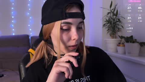 Snapshot of kittie_bear chatting on April 4, 7:22 pm Veronica online show from April 4, 7:22 pm