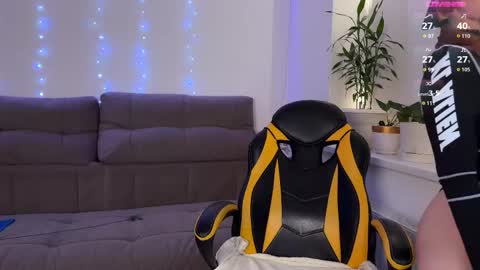 Snapshot of kittie_bear chatting on April 13, 1:49 pm Veronica online show from April 13, 1:49 pm