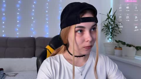 Snapshot of kittie_bear chatting on May 8, 3:34 am Veronica online show from May 8, 3:34 am