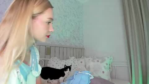 sophie online show from April 21, 6:23 pm