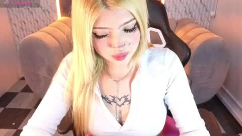 kitty_fox_b online show from April 29, 1:37 pm