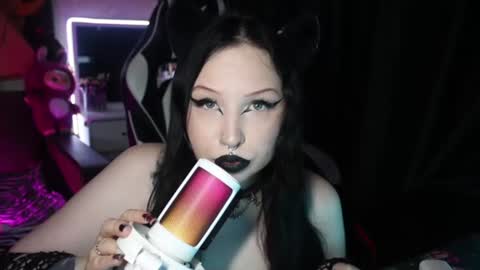 Hey  Im Ellie  if you like me and like my show give me a thumbs up hehe online show from July 17, 8:46 pm