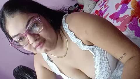 Snapshot of kitty_pink8 chatting on December 17, 3:34 am kitty_pink8 online show from December 17, 3:34 am