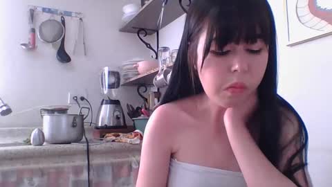 Snapshot of kitty_small69 chatting on December 13, 7:53 pm kitty_small69 online show from December 13, 7:53 pm