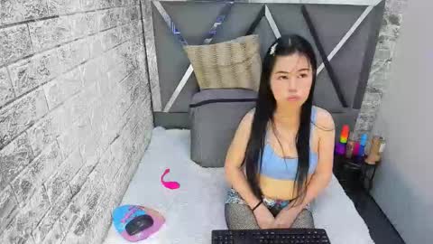 Snapshot of kitty_small69 chatting on May 4, 2:35 pm kitty_small69 online show from May 4, 2:35 pm