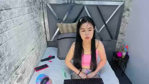 Snapshot of kitty_small69 chatting on May 6, 1:27 pm kitty_small69 online show from May 6, 1:27 pm