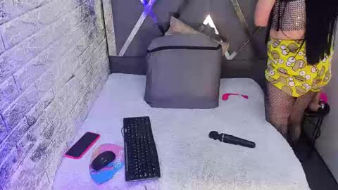 Snapshot of kitty_small69 chatting on May 7, 2:11 pm kitty_small69 online show from May 7, 2:11 pm