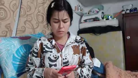 Snapshot of kitty_small69 chatting on May 18, 3:35 am kitty_small69 online show from May 18, 3:35 am