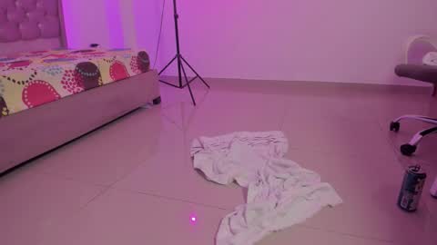 Snapshot of kitty_violet11 chatting on January 8, 8:22 pm kitty_violet11 online show from January 8, 8:22 pm