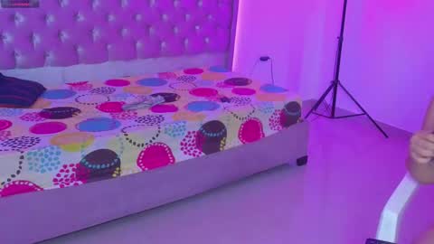 Snapshot of kitty_violet11 chatting on February 13, 5:03 am kitty_violet11 online show from February 13, 5:03 am