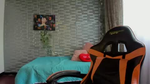 Snapshot of kitty_violet_ chatting on February 9, 4:22 pm violet online show from February 9, 4:22 pm