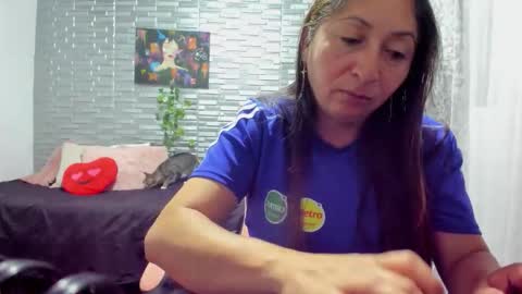 Snapshot of kitty_violet_ chatting on February 27, 4:45 am violet online show from February 27, 4:45 am