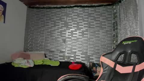 Snapshot of kitty_violet_ chatting on March 14, 8:31 am violet online show from March 14, 8:31 am