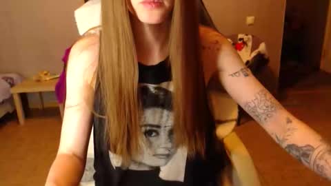 Snapshot of kittylovemoon chatting on June 1, 7:26 pm KittyloveMoon online show from June 1, 7:26 pm