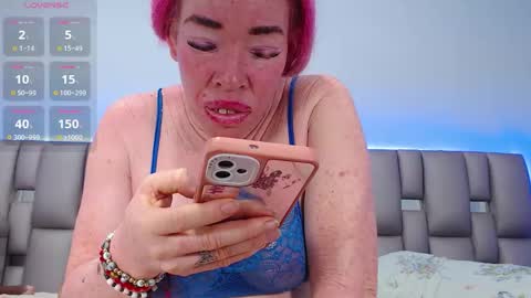 kittywhiteass online show from November 30, 8:07 am