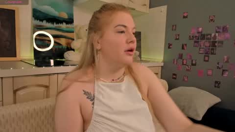 Snapshot of kittyy_cuttie chatting on April 15, 7:37 am kittyy online show from April 15, 7:37 am