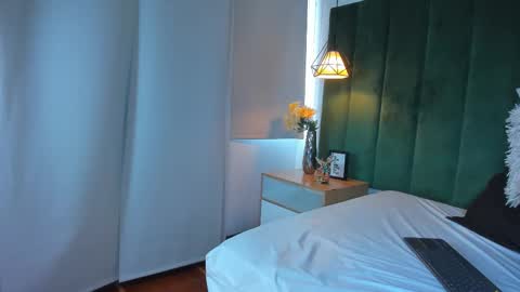 K I T T Y Y  online show from October 17, 8:33 pm