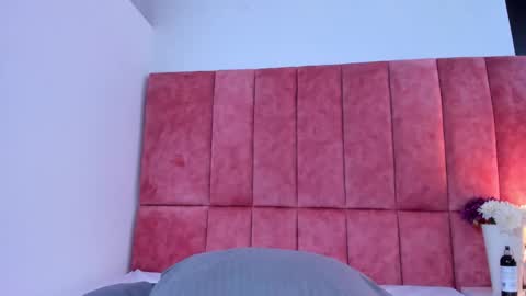 K I T T Y Y  online show from December 19, 8:05 pm