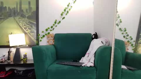 Snapshot of kittyzenn chatting on June 12, 2:43 am Kitty Zen online show from June 12, 2:43 am