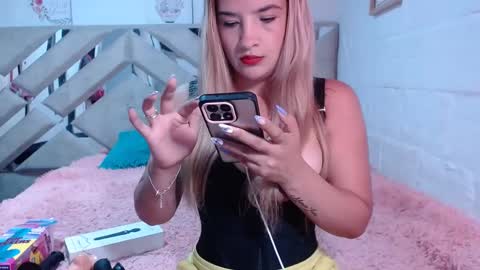 Snapshot of kittyzevee_ chatting on February 24, 12:20 am kittyzevee_ online show from February 24, 12:20 am