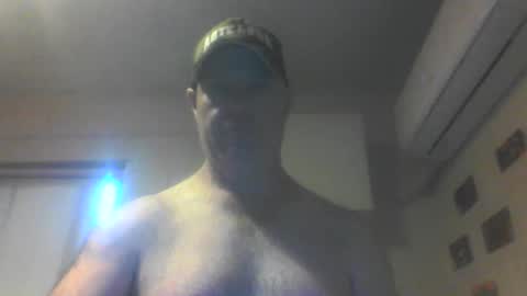 Snapshot of kiwiguy19773 chatting on December 23, 7:06 am kiwiguy19773 online show from December 23, 7:06 am