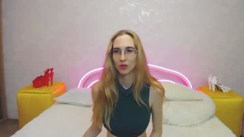 Snapshot of klaryevans chatting on December 14, 12:23 pm Klary online show from December 14, 12:23 pm