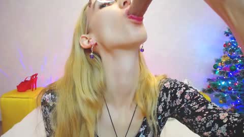 Snapshot of klaryevans chatting on December 21, 12:49 pm Klary online show from December 21, 12:49 pm