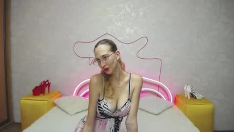 Snapshot of klaryevans chatting on October 5, 6:12 am Klary online show from October 5, 6:12 am