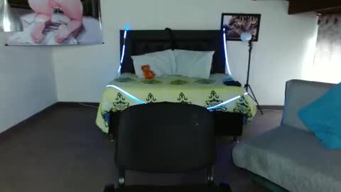 Snapshot of kloe_deker chatting on February 17, 2:04 pm Kloe deker online show from February 17, 2:04 pm