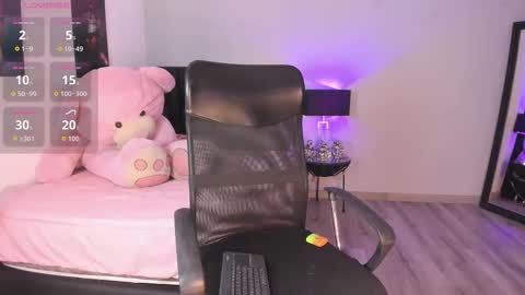 Snapshot of kloebaby_ chatting on January 9, 8:32 pm KLOE online show from January 9, 8:32 pm