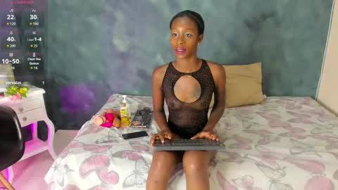 K L O E online show from November 22, 4:06 pm