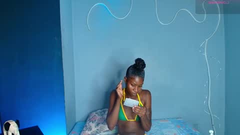 K L O E online show from December 15, 1:59 pm